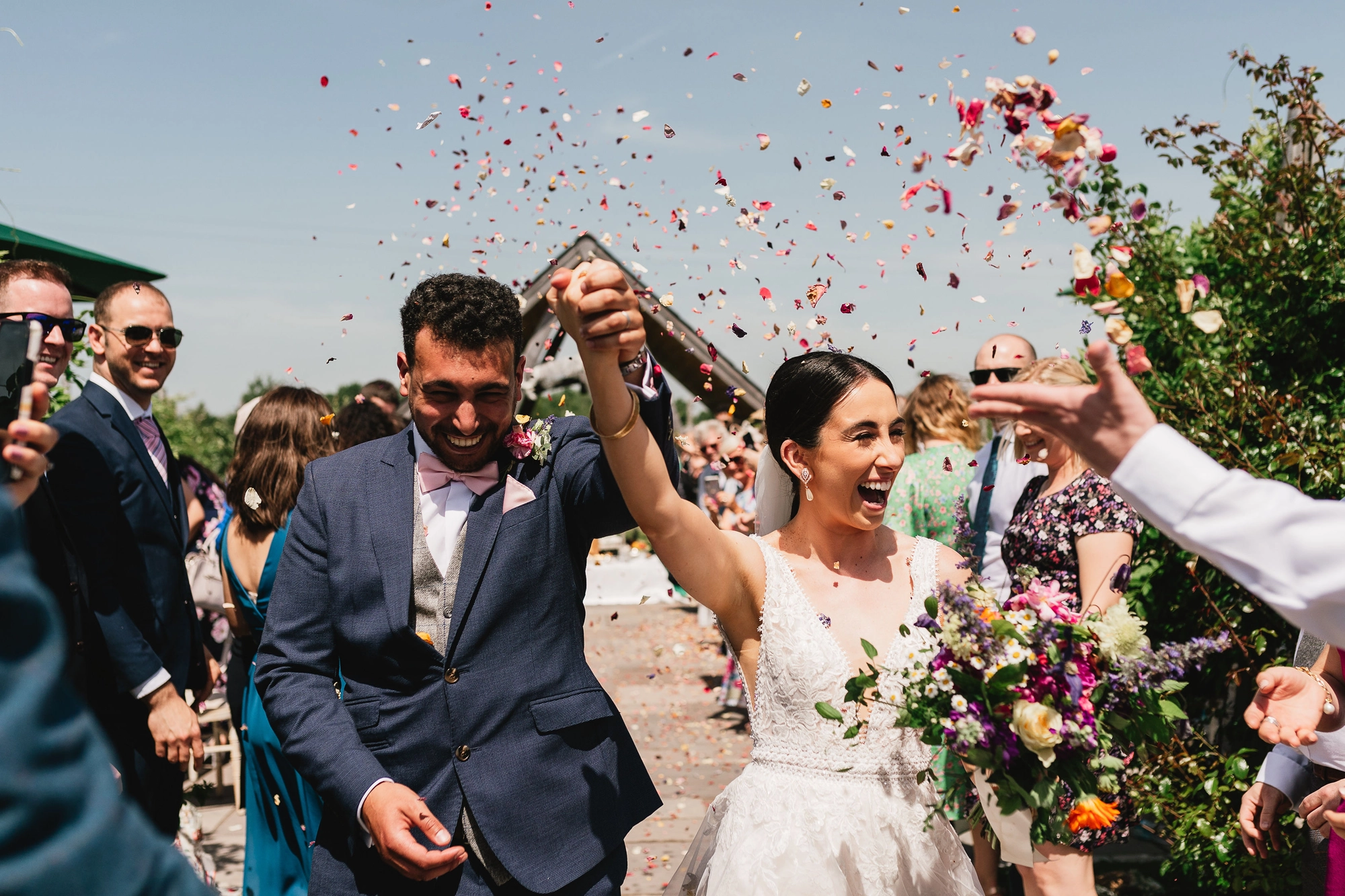 The happy couple kissing under the arch